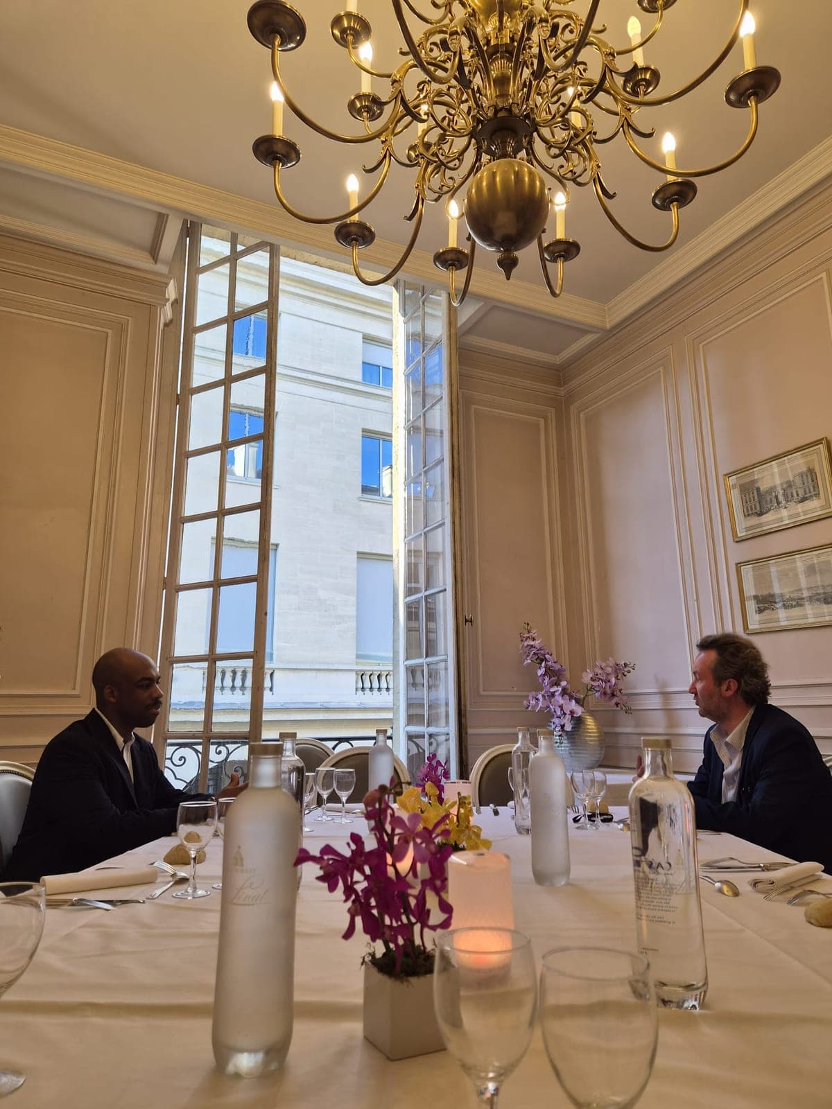 Dîner privé sous les lustres